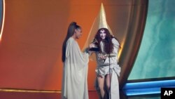 Виктория Моне (слева) вручает награду Чаппелл Роан