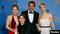 《美國騙局》演員愛米‧亞當斯（左）、布萊德利‧庫珀與珍妮花‧羅倫斯（右）手捧金球在後台與製片人梅根‧埃里森合影