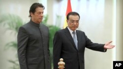 巴基斯坦總理伊姆蘭汗(左)與中國總理李克強(右)資料照。