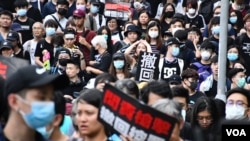 包圍特首辦的示威者大部分是年輕人及學生，部分人高舉標語。(美國之音湯惠芸拍攝)