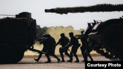 台灣陸軍第584裝甲旅在春節前的1月19日舉行實兵對抗軍演。 （台灣國防部網站）