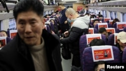 2025年1月24日乘客在上海虹橋火車站搭火車回家過春節。