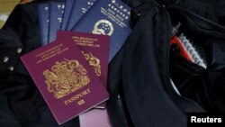英國國民海外護照與香港特區護照（路透社照片）