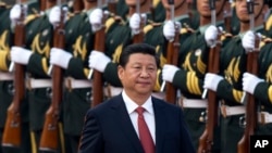 中國國家主席習近平在北京的人民大會堂外檢閱儀仗隊。 （資料照）