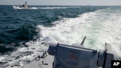 俄羅斯以烏克蘭艦隻非法進入俄羅斯水域為由，扣留這三艘烏克蘭艦船。烏克蘭11月25日發佈的圖片。