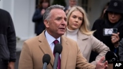 Спецпосланник президента Стив Уиткофф. Справа – пресс-секретарь Белого дома Кэролайн Левитт. 6 марта 2025 г. 