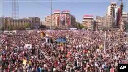 敘利亞阿薩德總統的支持者星期三在大馬士革和阿勒頗市舉行集會。