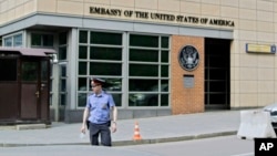 一名俄罗斯警察站在美国驻莫斯科大使馆前。（2013年5月14日）