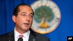 美国卫生与公共服务部长阿扎尔在一个白宫记者会上。（2020年7月8日）