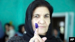 一位剛投完票的阿富汗婦女。