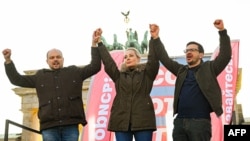 Российские оппозиционеры: Владимир Кара-Мурза, вдова Алексея Навального Юлия Навальная и Илья Яшин на марше российской оппозиции в Берлине перед Бранденбургскими воротами 1 марта 2025 года. (Фото РАЛЬФА ХИРШБЕРГЕРА / AFP)
