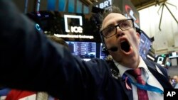 在紐約股票交易所現場工作的交易員格雷格里·羅。 （2018年10月23日）