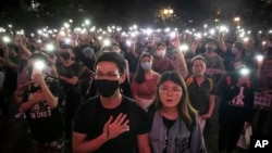 示威者在香港遮打花園高唱《願榮光歸香港》。（2019年10月26日）