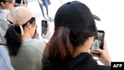 
ຄົນໜຸ່ມ-ສາວ ເບິ່ງໂທລະສັບຂອງພວກເຂົາໃນເມືອງ ເມລເບີນຣ໌ ເມື່ອວັນທີ 28 ພະຈິກ 2024 ຂະນະທີ່ ອອສເຕຣເລຍຫ້າມເດັກອາຍຸຕໍ່າກວ່າ 16 ປີ ຫຼີ້ນສື່ສັງຄົມອ໋ອນລາຍນ໌