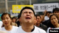 马来西亚驻华大使馆前有失踪乘客家属哭泣，喊口号