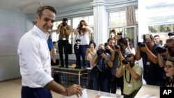 希腊保守反对派领袖米佐塔基斯7月7日在投票站投票。