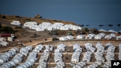 在希腊东北部的莱斯沃斯岛，难民们聚集在新的临时难民营（2020年9月17日）。