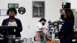 美國副總統賀錦麗在拉斯維加斯烹飪學院觀看咖啡師培訓示範。 (2021年3月15日)