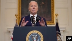 美国总统拜登2024年2月6日在白宫国宴厅就紧急国家安全补充拨款法案发表讲话。