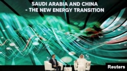 沙特能源部长阿卜杜拉齐兹亲王（右）2023年6月11日出席中国-阿拉伯商业会议。（路透社）