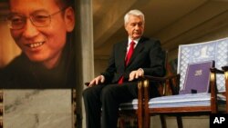 挪威諾貝爾委員會主席亞格蘭在授予劉曉波2010年和平獎的儀式上