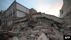 图为2023年12月19日，中国西北部甘肃省积石山县大河家镇地震后倒塌的建筑物。（法新社）