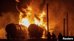 烏克蘭頓內茨克地區的油罐車在俄羅斯的攻擊中起火燃燒。（2023年10月31日路透照片）