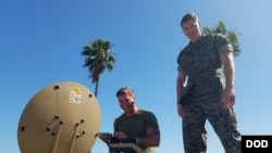 美國海軍陸戰隊員利用太空資源傳遞作戰信息（美國國防部長照片）