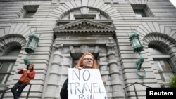 有人在旧金山的联邦第九巡回上诉法院外面抗议旅行禁令