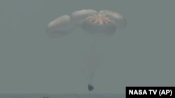 兩名美國宇航員乘坐“龍”飛船安全降落到墨西哥灣(2020年8月2號）。
