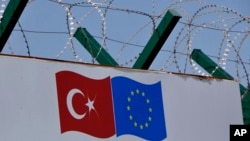 土耳其一個移民遣返中心內展示的土耳其及歐盟旗幟