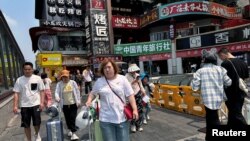 中國四川省成都市一條步行街旁的飯店。（2024年4月13日）