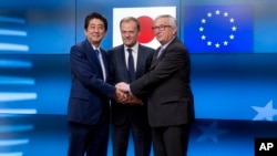 歐盟委員會主席容克（右）和歐洲理事會主席圖斯克（中）2017年3月21日在布魯塞爾歡迎來訪的日本首相安倍晉三（左）