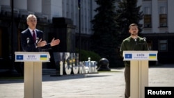 烏克蘭總統澤連斯基與北約秘書長斯托爾滕貝格在肌膚舉行記者會。(2024年4月29日)