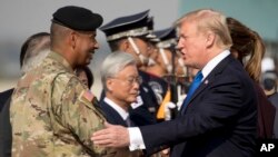 駐韓美軍司令布魯克斯2017年11月與到訪的川普總統握手（美聯社）