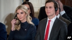 川普的女儿伊万卡和白宫高级幕僚贾里德·库什纳出席了川普和德国总理在白宫东翼的记者发布会(2017年3月17日)