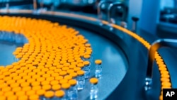 На фото: ампули дитячих доз вацини Pfizer на конвеєрі