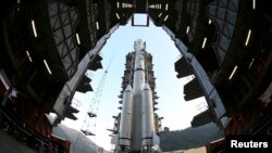 2013年12月1日，四川西昌衛星發射中心，攜帶嫦娥3號登月探測器的中國長征3B火箭在衛星發射器上待命發射。 （資料照）