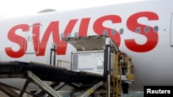 中國製造的新冠疫苗裝在冰櫃裡抵達巴西聖保羅的國際機場。 （2020年12月3日）