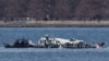 一架美國航空公司客機與一架美國陸軍黑鷹直升機相撞後，緊急救援人員2025年1月30日在華盛頓波托馬克河中打撈殘骸。