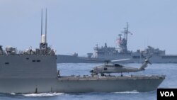 台灣4月13日的軍演中鄭和艦艦載機S-70反潛直升機起飛（美國之音記者楊明拍攝）