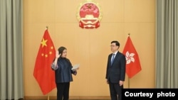 新任命文化體育及旅遊局局長羅淑佩（左）在李家超監誓下宣誓就職。（照片來源：香港政府新聞網）