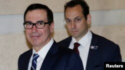 在北京參加美中高級別貿易談判的美財政部長姆努欽星期三離開北京的一家酒店。（2019年2月13日） 