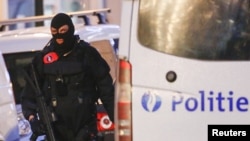 比利時反恐突擊隊圍捕巴黎恐怖襲擊嫌疑人嫌疑人