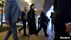 華為首席財務官孟晚舟2020年1月22日離開溫哥華一家法庭（路透社）