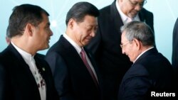 勞爾卡斯特羅(右)歡迎習近平(中)到訪古巴