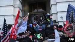 特朗普的支持者冲入国会大厦，与警方和安全人员发生冲突。(2021年1月6日)