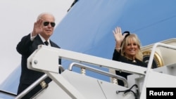 美國總統拜登與夫人出席英女王葬禮後飛離英國。（路透社2022年9月19日）
