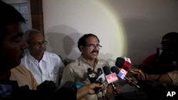 在堪萨斯被射伤的印度工程师马达萨尼的父亲在印度海德巴拉对媒体讲话。（2017年2月24日）