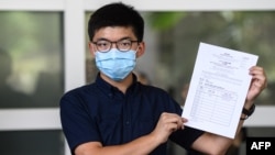 前香港众志秘书长黄之锋递交候选人表格参加即将举行的香港立法会选举。（2020年7月20日）